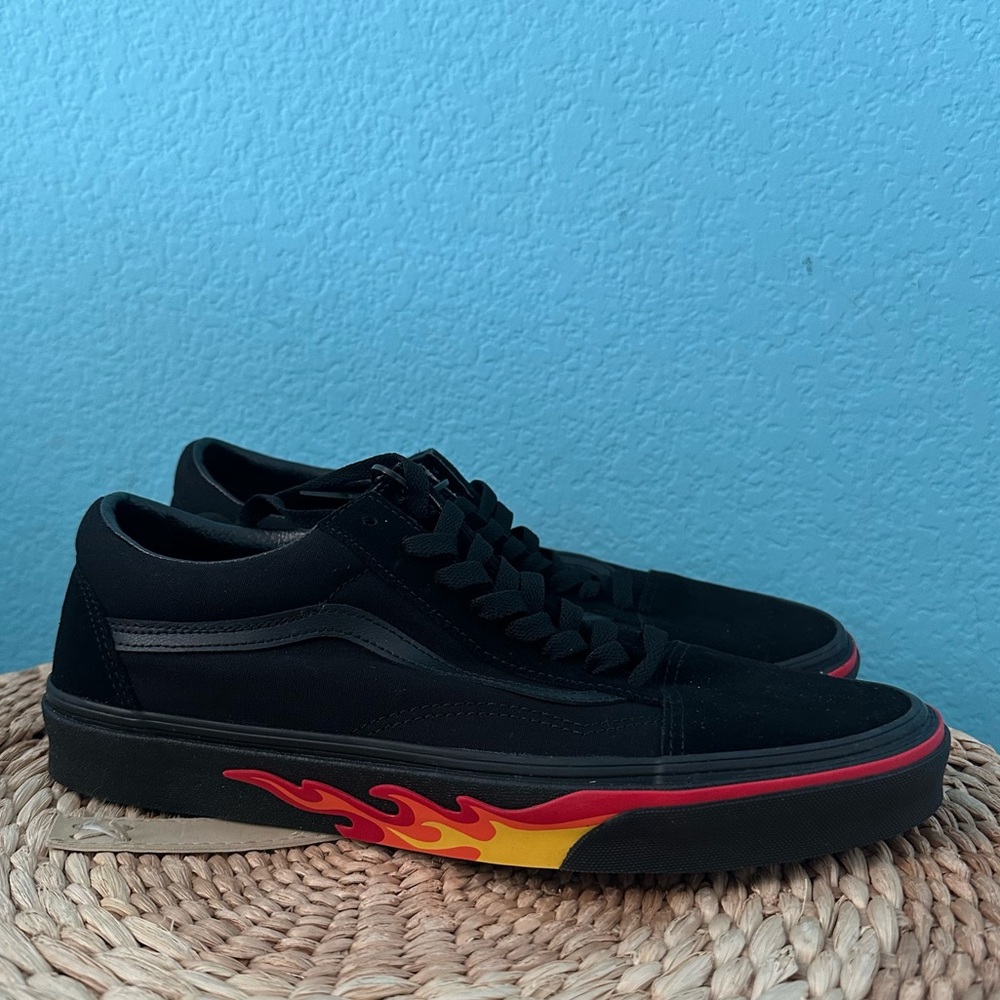 Vans Men’s Old Skool
(Flame Wall) Black/Black
VN0A38G1Q8Q
Sneakers
